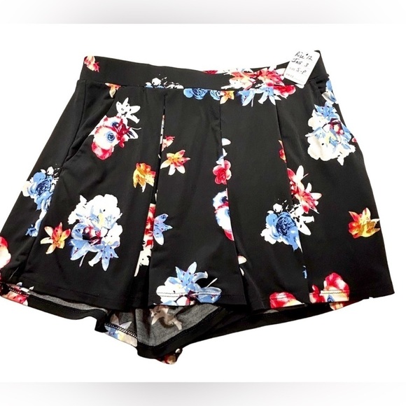 D15.16. Express black floral shorts S - Picture 2 of 6